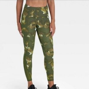 *NEW Woman's camo print Highrise 7/8 25"  leggings All in motion brand.